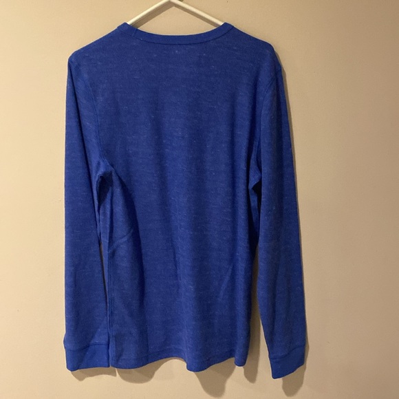 Men's crewneck long sleeve top. Shorts size small - Picture 2 of 2